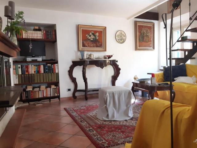 Casa indipendente in vendita a Luni