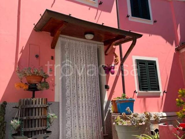 Casa indipendente in vendita a Luni