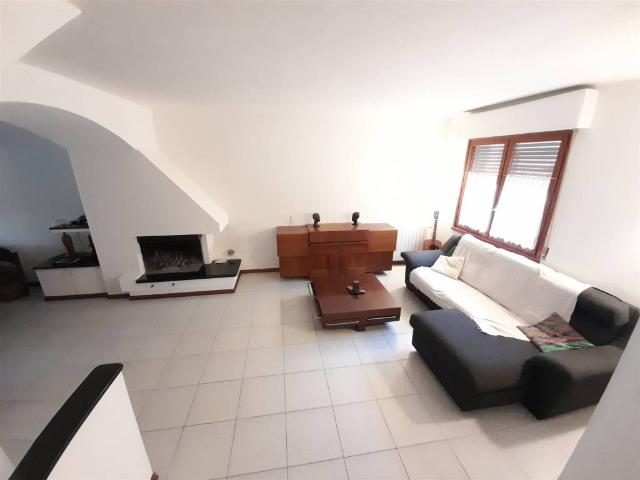 Casa indipendente in vendita a Luni SP