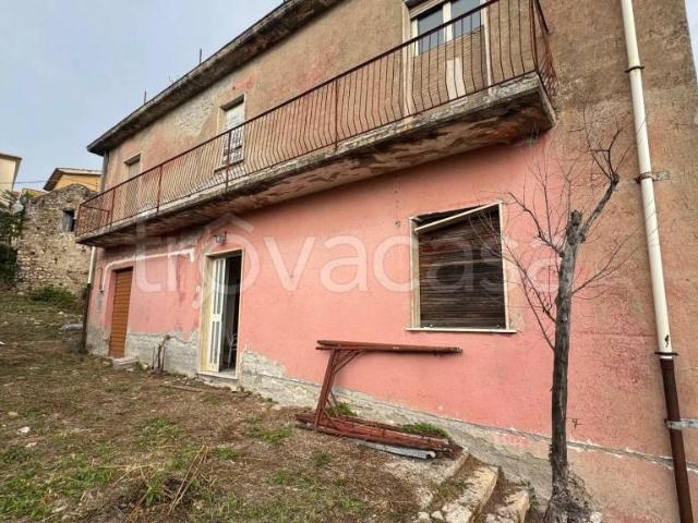 Casa indipendente in vendita a Luogosano via Roma