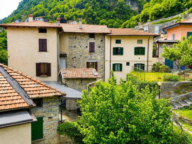 Casa indipendente in vendita a Moltrasio CO