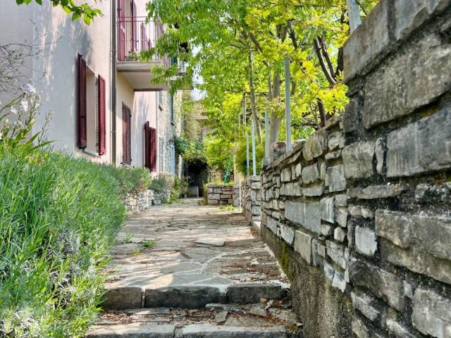 Casa indipendente in vendita a Moltrasio CO
