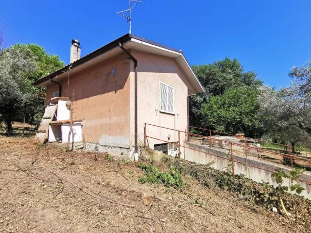 Casa indipendente in vendita a Montopoli di Sabina RI