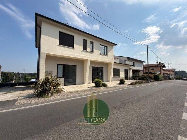 Casa indipendente in vendita a Montano Lucino CO