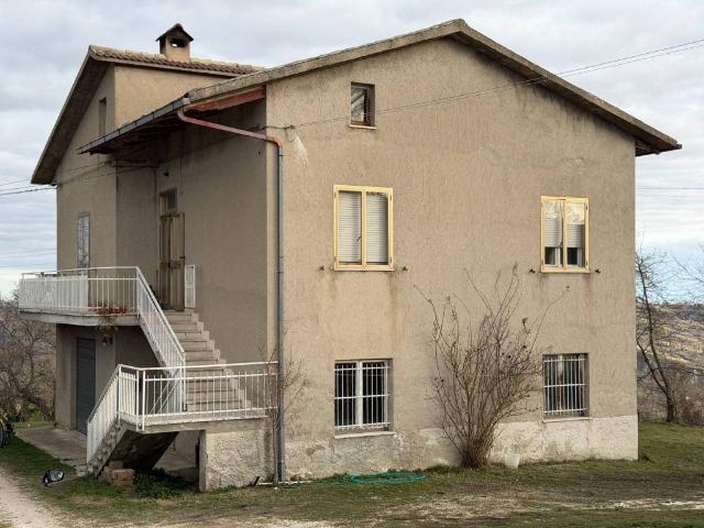 Casa indipendente in vendita a Monte San Martino MC