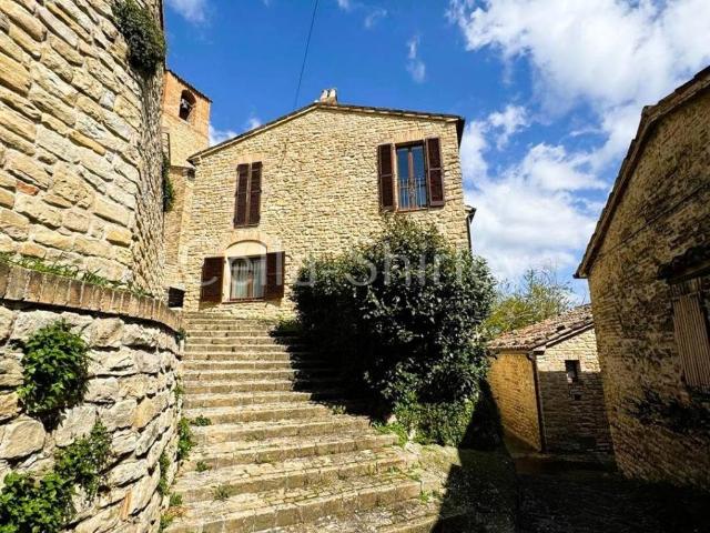 Casa indipendente in vendita a Monte San Martino MC