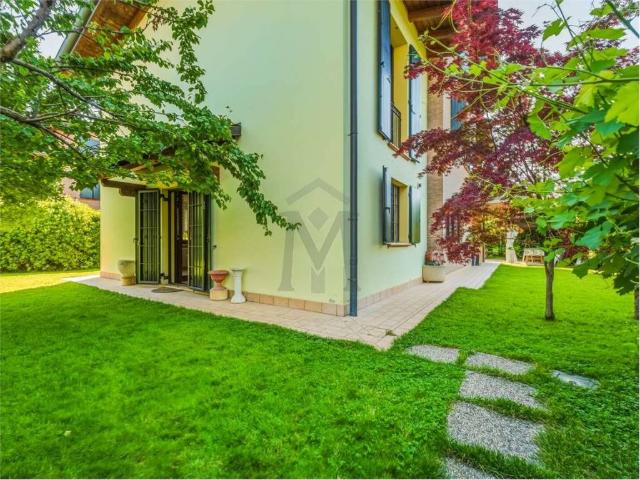 Casa indipendente in vendita a Montecchio Emilia RE