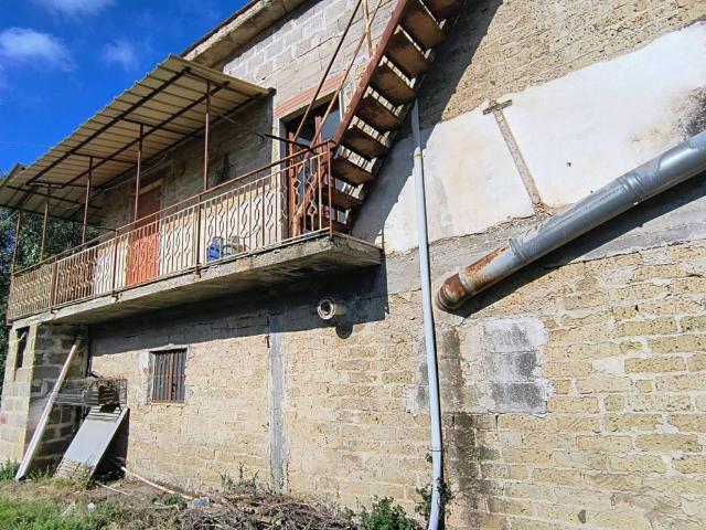 Casa indipendente in vendita a Montecorvino Rovella SA