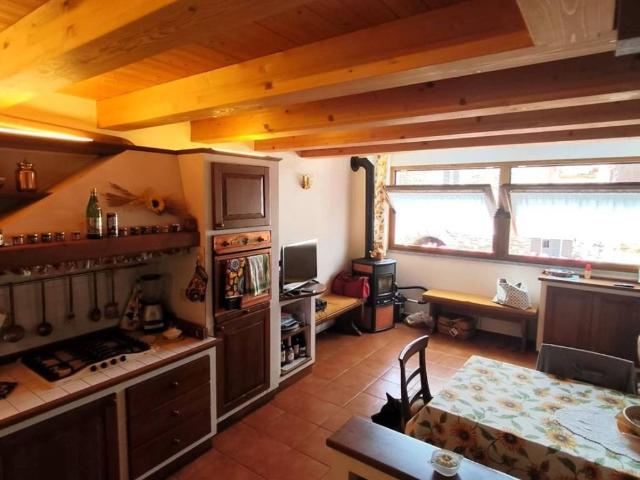 Casa indipendente in vendita a Montegrino Valtravaglia VA