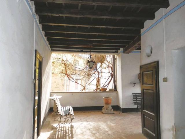 Casa indipendente in vendita a Montegrino Valtravaglia VA
