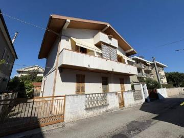 Casa indipendente in vendita a Montesilvano via Garibaldi, 21