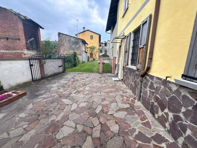 Casa indipendente in vendita a Montù Beccaria PV