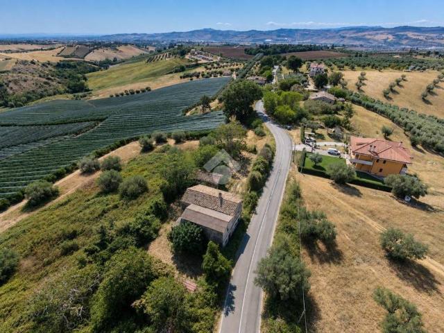 Casa indipendente in vendita a Mosciano Sant'Angelo TE