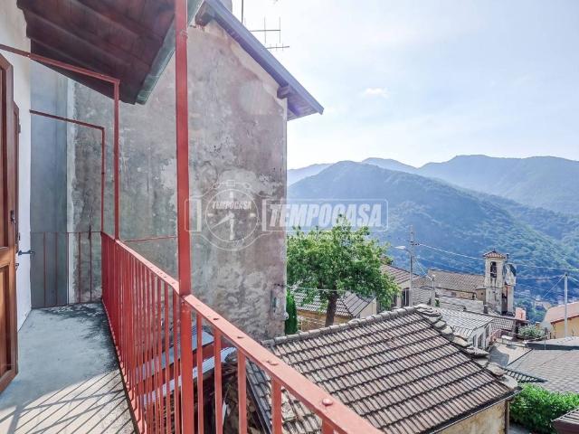Casa indipendente in vendita a Maccagno con Pino e Veddasca VA