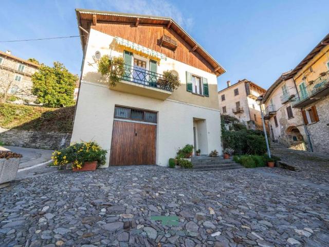 Casa indipendente in vendita a Maccagno con Pino e Veddasca VA