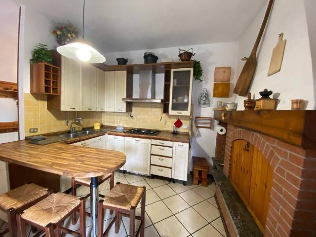 Casa indipendente in vendita a Maccagno con Pino e Veddasca VA