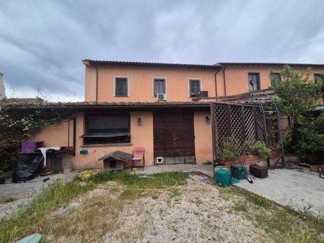 Casa indipendente in vendita a Magliano Sabina RI