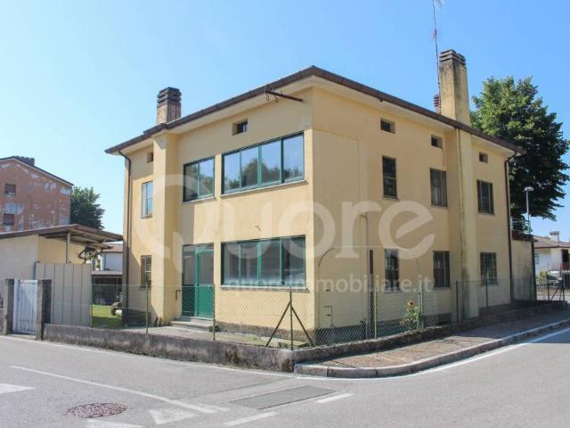 Casa indipendente in vendita a Magnano in Riviera via Divisione Julia, 10
