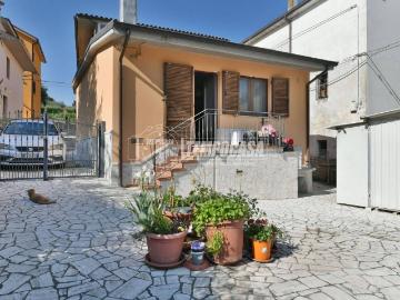 Casa indipendente in vendita a Maltignano AP