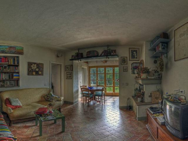 CASA INDIPENDENTE in VENDITA a MARCIANA CAMPAGNA di 5 vani