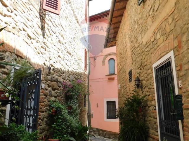 Casa indipendente in vendita a Massa E Cozzile