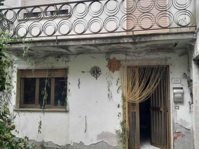 CASA INDIPENDENTE in VENDITA a MASSAROSA di 10 vani