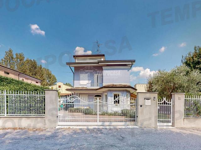 Casa indipendente in vendita a Mirandola MO