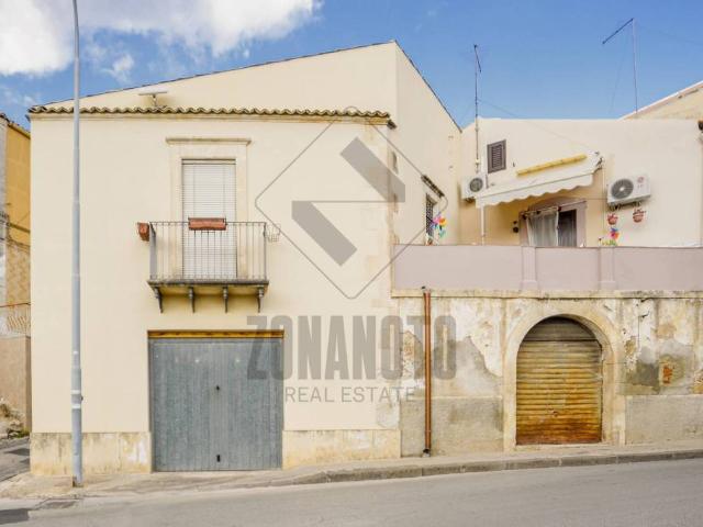 Casa indipendente in vendita a Noto vico Etna, 2