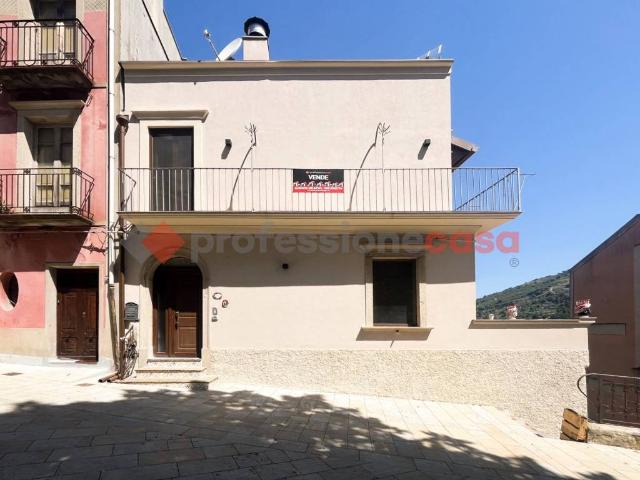 Casa indipendente in vendita a Novara di Sicilia ME