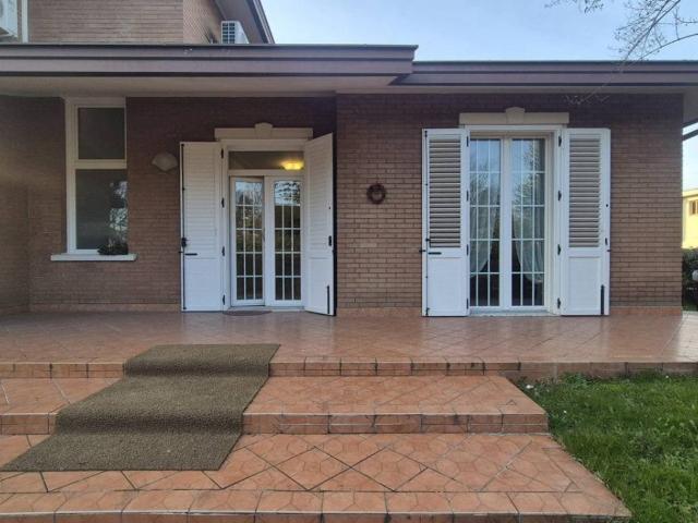 Casa indipendente in vendita a Novi di Modena MO