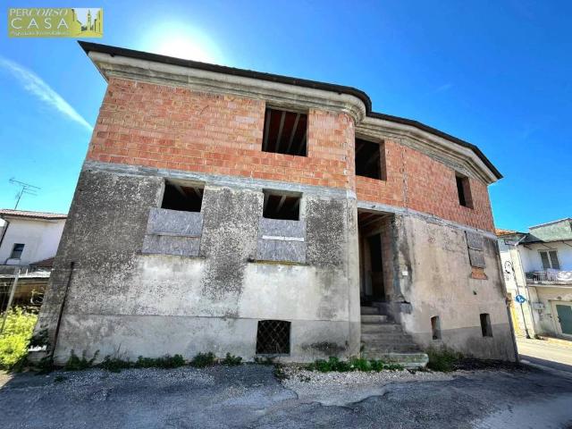 Casa indipendente in vendita a Nereto TE