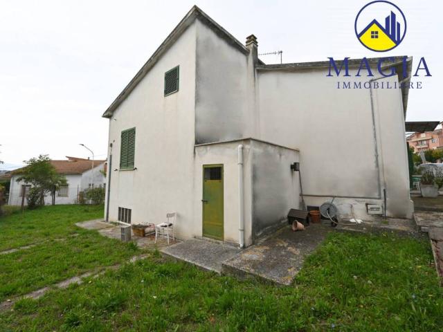 Casa indipendente in vendita a Nereto TE