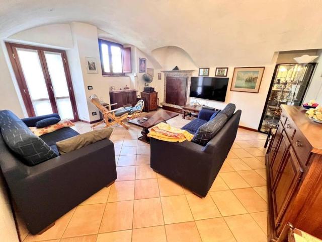 Casa indipendente in vendita a Solto Collina BG