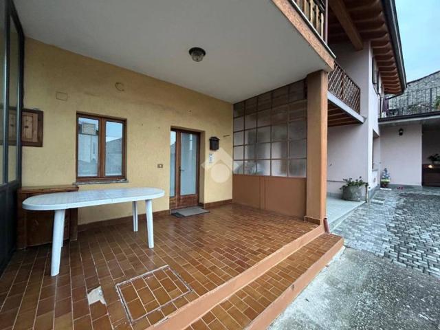 Casa indipendente in vendita a Solto Collina BG
