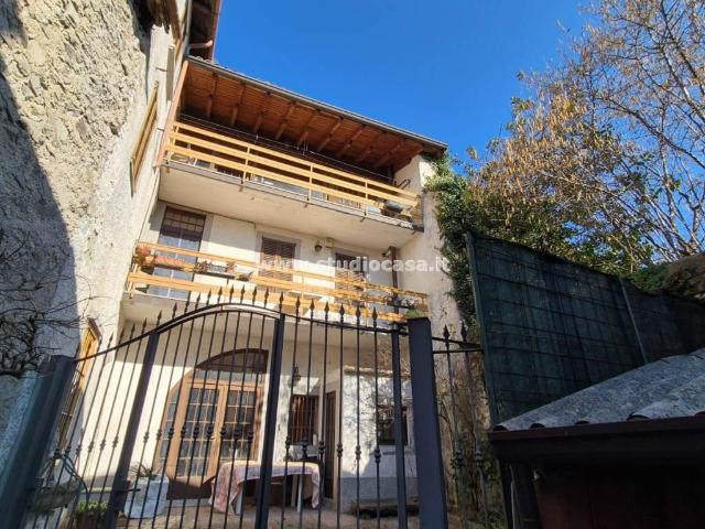 Casa indipendente in vendita a Solto Collina BG