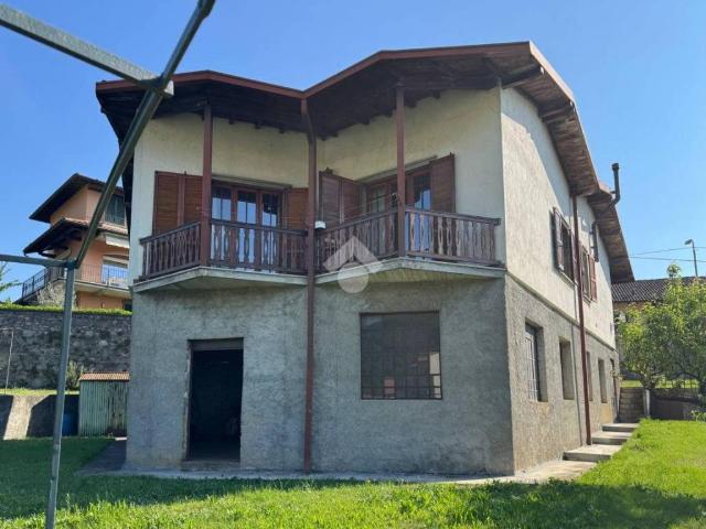 Casa indipendente in vendita a Solto Collina BG