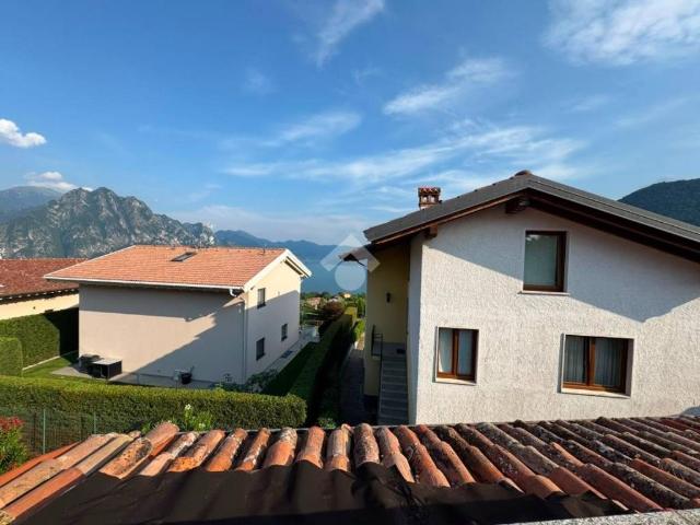 Casa indipendente in vendita a Solto Collina BG