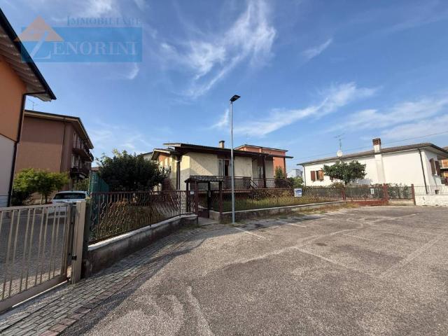 Casa indipendente in vendita a Sommacampagna via Cefalonia, 1, Caselle