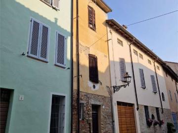 Casa indipendente in vendita a Soragna PR