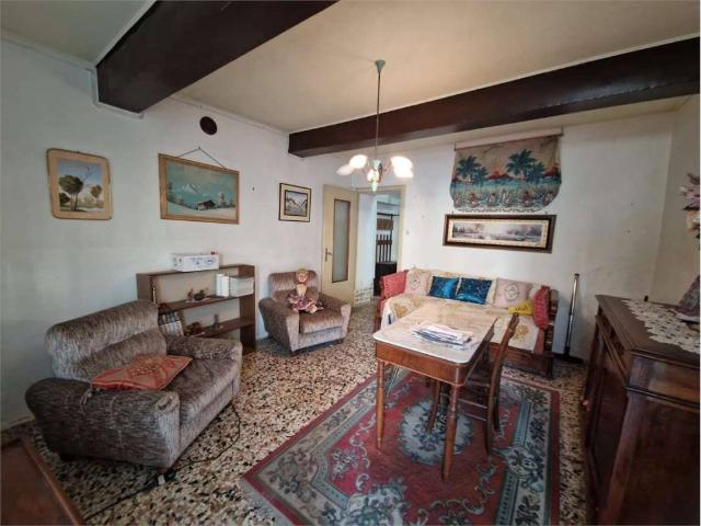Casa indipendente in vendita a Soragna PR