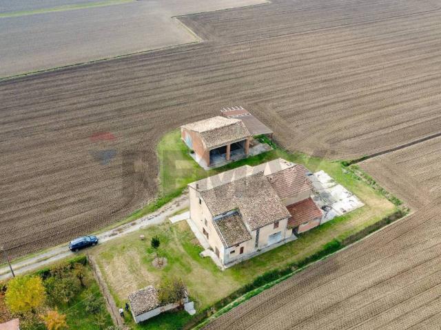 Casa indipendente in vendita a Soragna PR