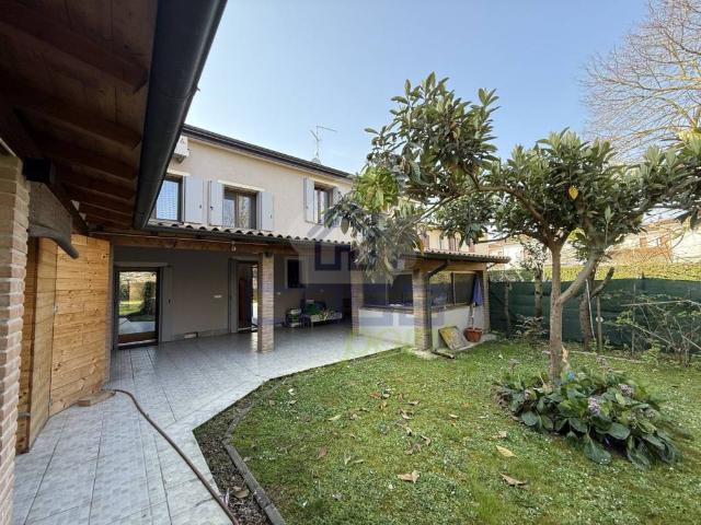 Casa indipendente in vendita a Sabbioneta MN
