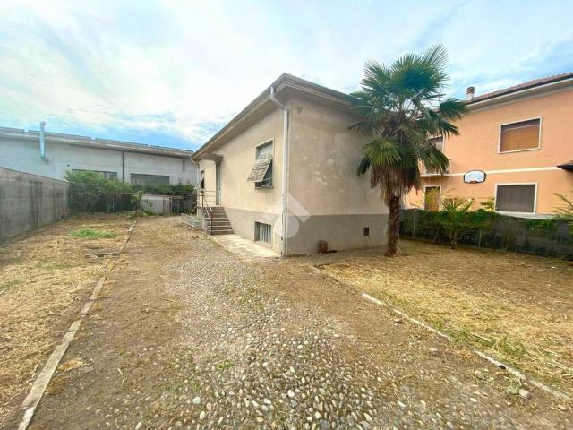 Casa indipendente in vendita a Samarate VA