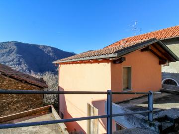 Casa indipendente con box doppio a San Nazzaro Val Cavargna