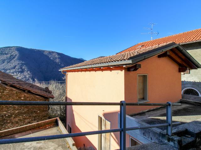 Casa indipendente con box doppio a San Nazzaro Val Cavargna