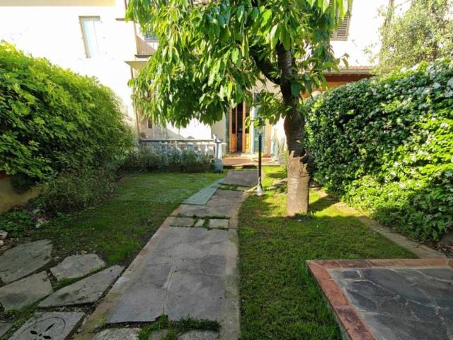 Casa indipendente in vendita a Campi Bisenzio FI
