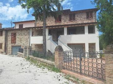 Casa indipendente in vendita a San Severino Marche MC
