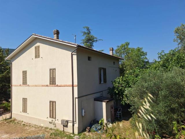 Casa indipendente in vendita a San Severino Marche MC