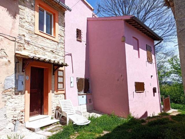 Casa indipendente in vendita a San Severino Marche MC