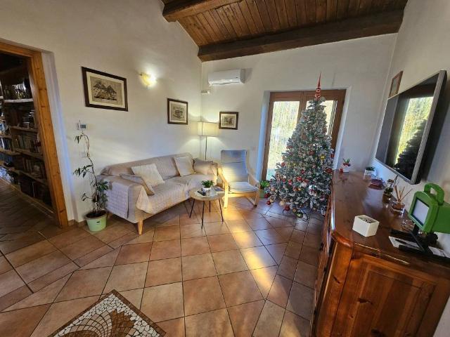 Casa indipendente in vendita a San Severino Marche MC